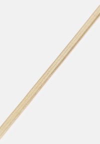 Zelta krāsas metāla ķēde ar platu, teksturētu virsmu un vienmērīgu, garenu formu, kas paredzēta rotaslietām vai aksesuāriem.