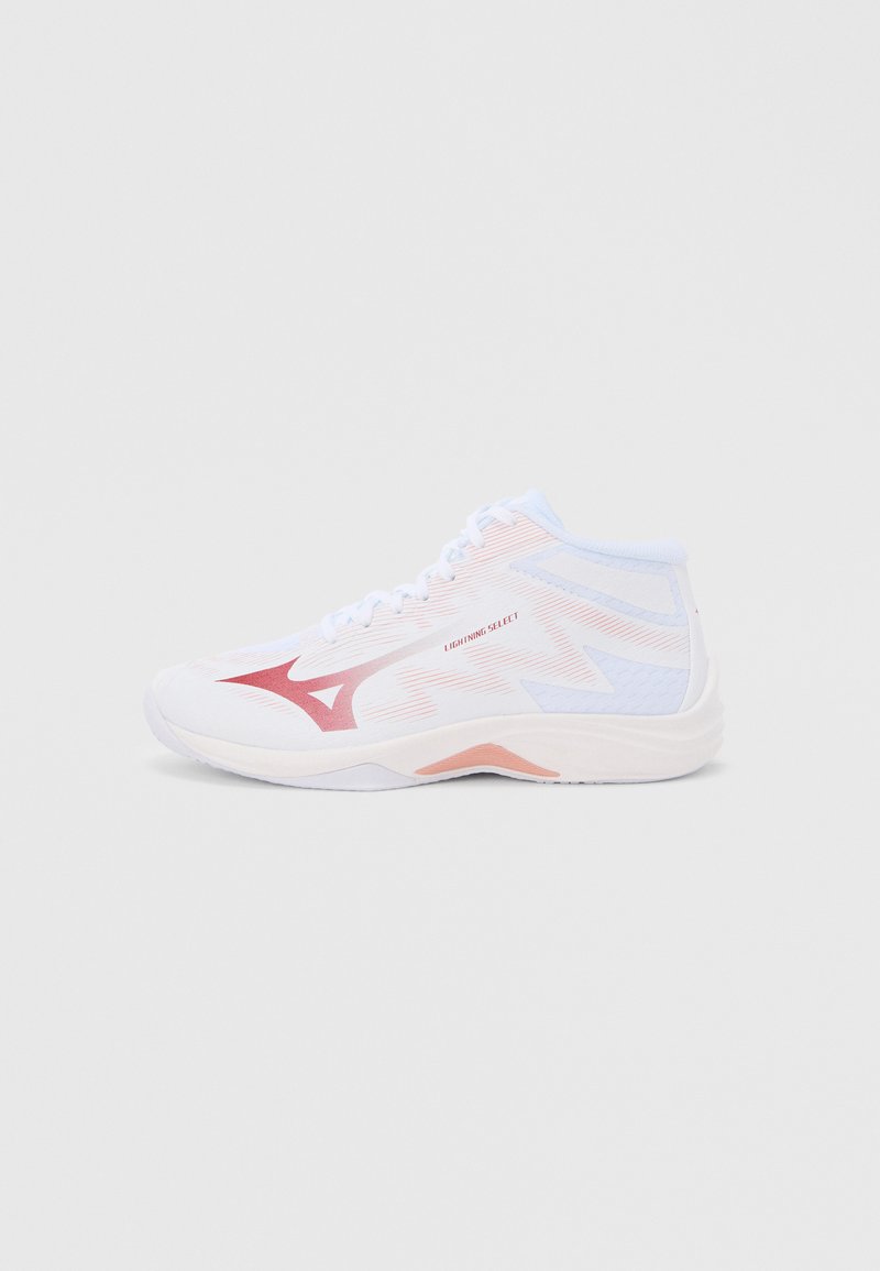 Scarpe atletiche alte di colore bianco con accenti rosa. Presentano materiali in mesh e sintetici, una superficie texturizzata e una suola ammortizzata.