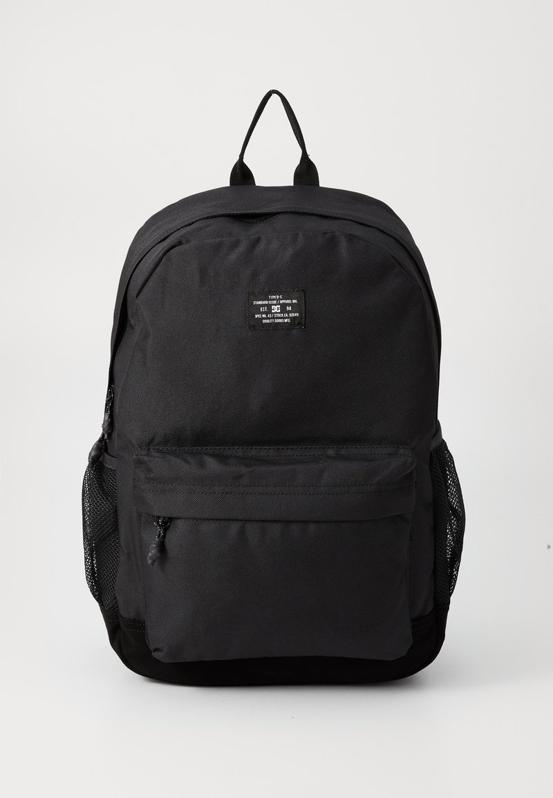 Mochila preta feita de um tecido durável, com um bolso frontal com fecho éclair, bolsos laterais em malha e uma alça na parte superior para transporte fácil.