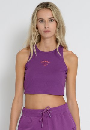 Lila gerippter Crop-Top mit rundem Ausschnitt und dünnen Trägern, mit "NASSAU BEACH CLUB" in Orange auf der Brust bedruckt.