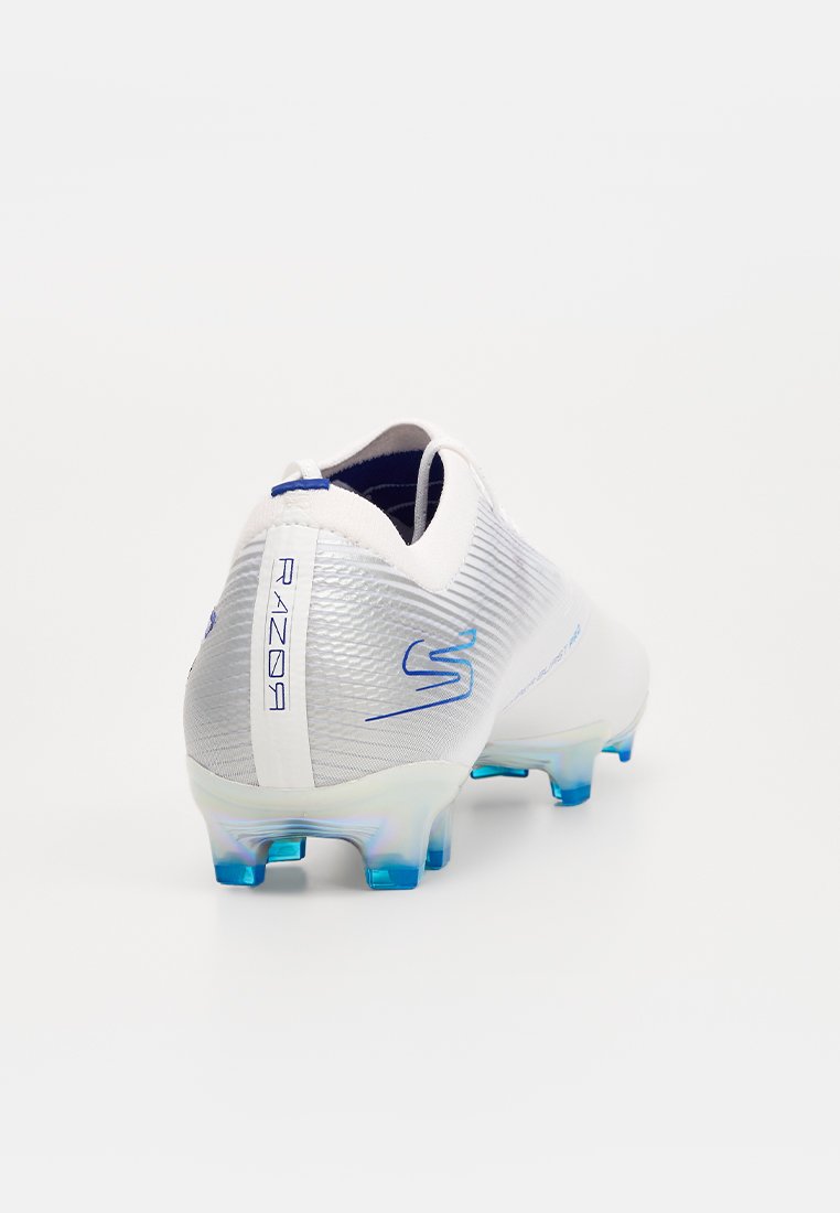 Weiße Fußballschuhe mit einem strukturierten silbernen Absatz, blauen Akzenten und einer transparenten, genoppten Sohle, mit dem Wort "RAZOR" an der Seite.
