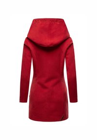 Cappotto rosso con cappuccio e una texture morbida. Vestibilità sartoriale, maniche lunghe e un dettaglio del logo sul cappuccio. Fessure laterali all'orlo per maggiore comodità.