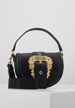 Sac bandoulière en cuir noir avec boucle dorée ornée et plaque "Versace Jeans Couture", avec une bandoulière en tissu détachable.