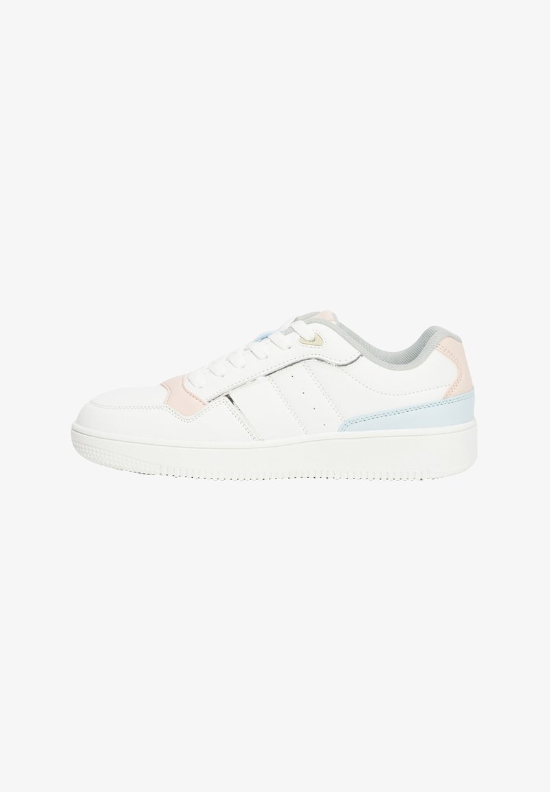 Witte sneaker met pastelroze en blauwe accenten, gemaakt van soepel leer, met een geperforeerd design voor luchtigheid en een rubberen zool.