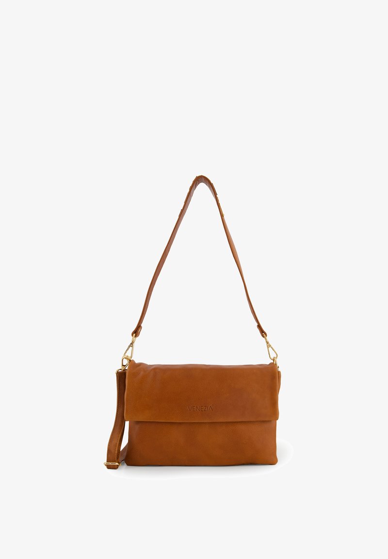 Sac en cuir brun à bandoulière avec un design plat, fermeture magnétique et sangle ajustable ; présente un logo "VENEZIA" en relief.