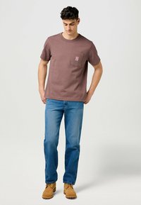 Wrangler SHORT SLEEVE POCKET - T-shirts basic - peppercorn