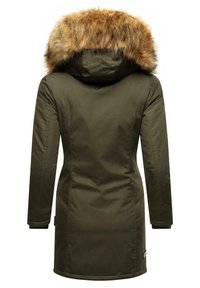 Olivgrön parka med huva fodrad med konstpäls. Har en slät yta, långa ärmar och en mellanhög längd. Visad från baksidan.