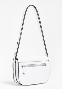 Bílá crossbody taška s texturovaným povrchem, černými lemy a přední kapsou na zip. Obsahuje nastavitelný popruh a stříbrné kovové detaily.