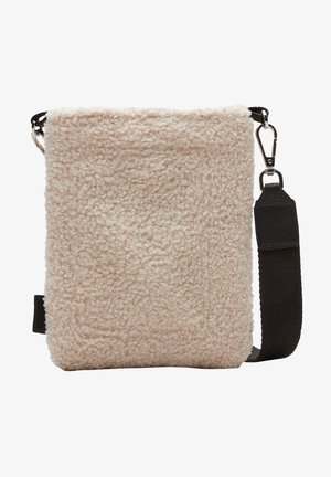 Sac bandoulière rectangulaire beige avec texture en laine bouclée, sangle noire réglable et fermoirs métalliques argentés.