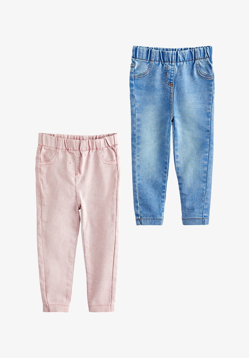 Dva páry detských nohavíc: jedny v svetloružovej farbe s elastickým pásom a falošnými vreckami, druhé v modrom denime s klasickým strihom a manžetami.