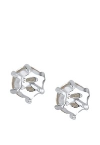 Silverfärgade studs i krondesign. Har en slät yta och spetsiga kanter. Graverade med "925" för äkthet.