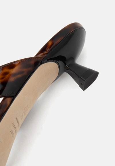 Chaussure en cuir verni noir à petit talon avec motif écaille de tortue marron sur la tige et semelle intérieure beige rembourrée vue de dessous.