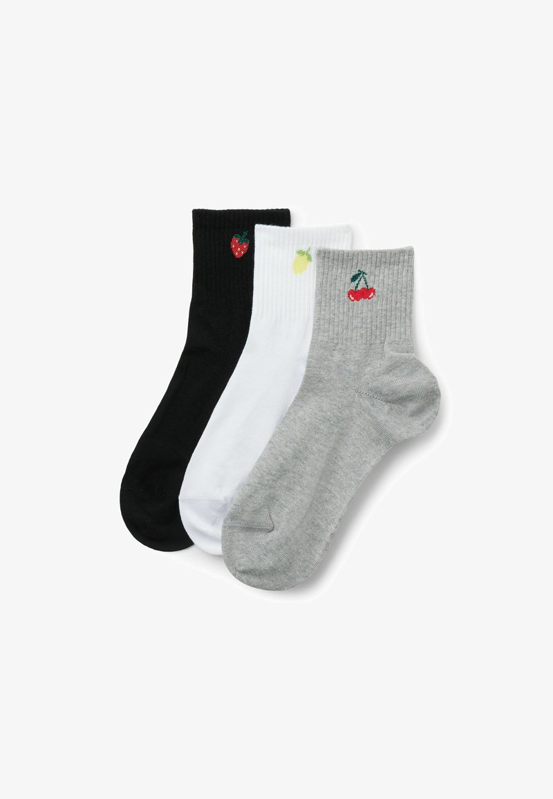 Drei Knöchelsocken in Schwarz, Weiß und Grau, jeweils mit einer kleinen Obststickerei: Erdbeere, Zitrone und Kirsche.