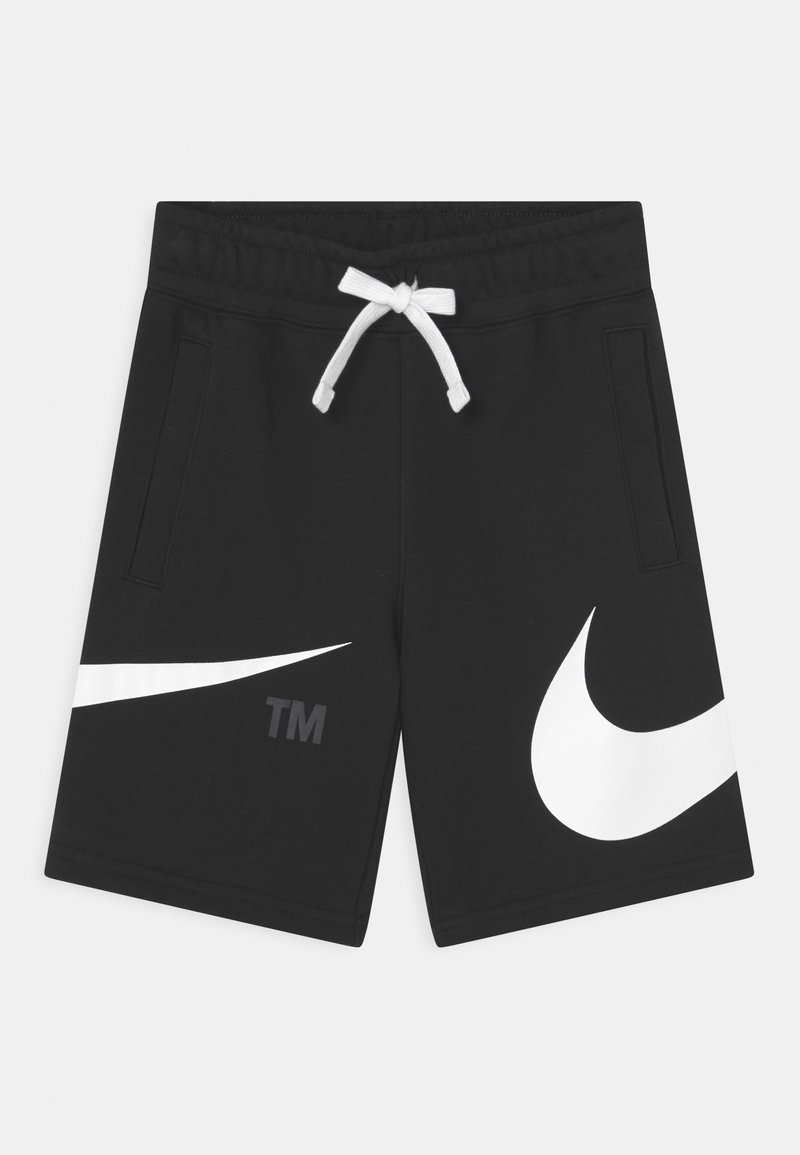 Czarne spodenki Nike z białymi akcentami mają elastyczny pas, sznurek i boczne kieszenie. Duże białe logo Nike na nogawkach.