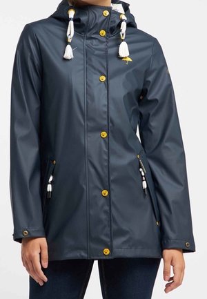 Námořnická nepromokavá bunda s kapucí, zdobená bílými střapci, zlatými knoflíky a dvěma předními kapsami. Hladká textura a moderní design.