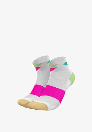 Bunte Knöchelsocken in Weiß, Pink und Grün mit geometrischen Mustern. Sie haben eine leichte Textur und ein solides pinkes Band nahe dem Bund.