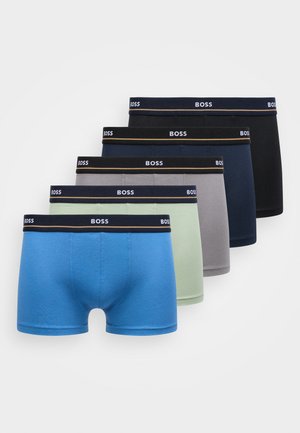 Fem boxerbriefs i fargene blå, lys grønn, grå, mørk blå og svart. Hver har en svart midjeband med "BOSS"-merke.