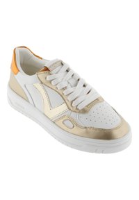 Sneaker bianco e oro con tomaia in pelle liscia, punta rotonda, dettagli perforati, accenti testurizzati e lacci bianchi. Presenta un tassello arancione sul tallone.