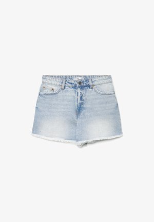 Hellblaue Jeansshorts mit ausgefransten Säumen, Knopfleiste vorne, Reißverschluss, Seitentaschen und kleiner Münztasche, flach auf weißem Hintergrund präsentiert.