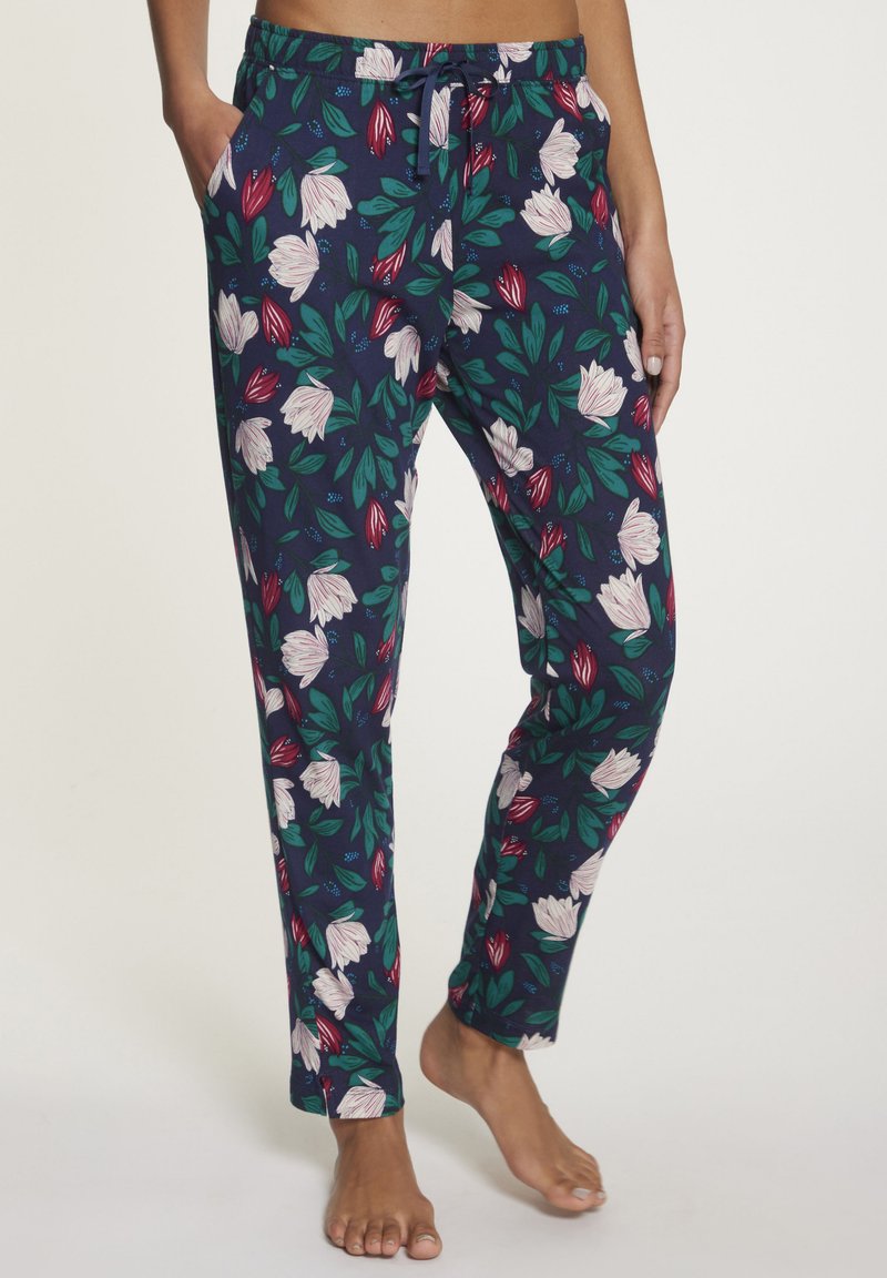 Pantalones de pijama con estampado floral en azul marino, que presentan grandes flores blancas y rojas con hojas verdes, cintura elástica con cordón ajustable y bolsillos laterales.