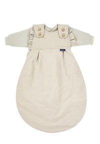 Ärmelloses beiges Babykleid mit Rüschendetails an den Schultern, Holzknöpfen und einem dezenten gepunkteten Muster. Aus weichem Baumwollmaterial mit ovaler Form.