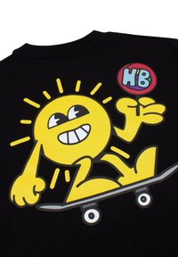 Čierne tričko s žltou karikatúrou slnka, ktorá jazdí na skateboarde, s farebným logom "HB" v kruhovom odznaku.