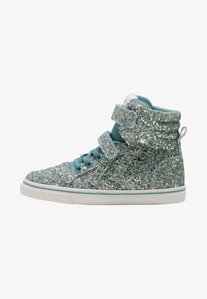Glitzernder High-Top-Sneaker mit blauen Akzenten. Verfügt über ein glitzerndes, strukturiertes Obermaterial, hellblaue Schnürsenkel, zwei Klettverschlüsse und eine Gummisohle.