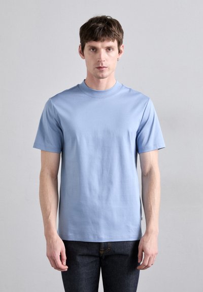 Hellblaues Kurzarm-T-Shirt mit Rundhalsausschnitt, aus glattem Stoff, mit minimalistischem Design und klaren Linien.