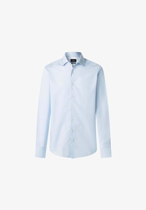 Hellblaues, langärmliges Herrenhemd mit Knopfleiste und klassischem Kragen, auf einem weißen Hintergrund präsentiert.