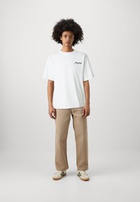 PEQUS CHEST LOGO UNISEX - Navadna majica - white sand