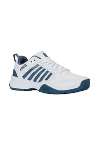 Chaussure de sport K-Swiss blanche et bleue avec lacets, design rayé sur le côté et semelle texturée, inclinée vers la droite sur un fond blanc.