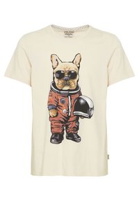Cremefarvet bomuld T-shirt med et grafisk motiv af en bulldog i en orange rumdragt, der har solbriller på og holder en hjelm.