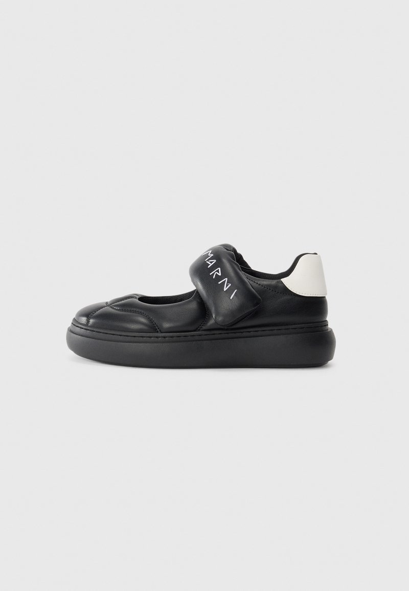 Svart lädersneaker med vadderad design, rund tå och stor svart kardborreband med "Marni"-logotyp; vit hälaccent.