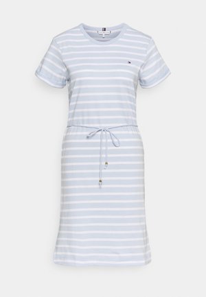 Robe à manches courtes rayée horizontale bleu clair et blanc, col rond et ceinture à la taille ornée de petites perles métalliques.