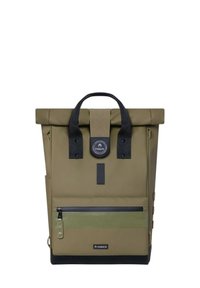 Olivgrüner Rolltop-Rucksack aus strapazierfähigem Material, mit einem schwarzen Akzentriemen, einer Reißverschlusstasche vorne und einem Logopatch.