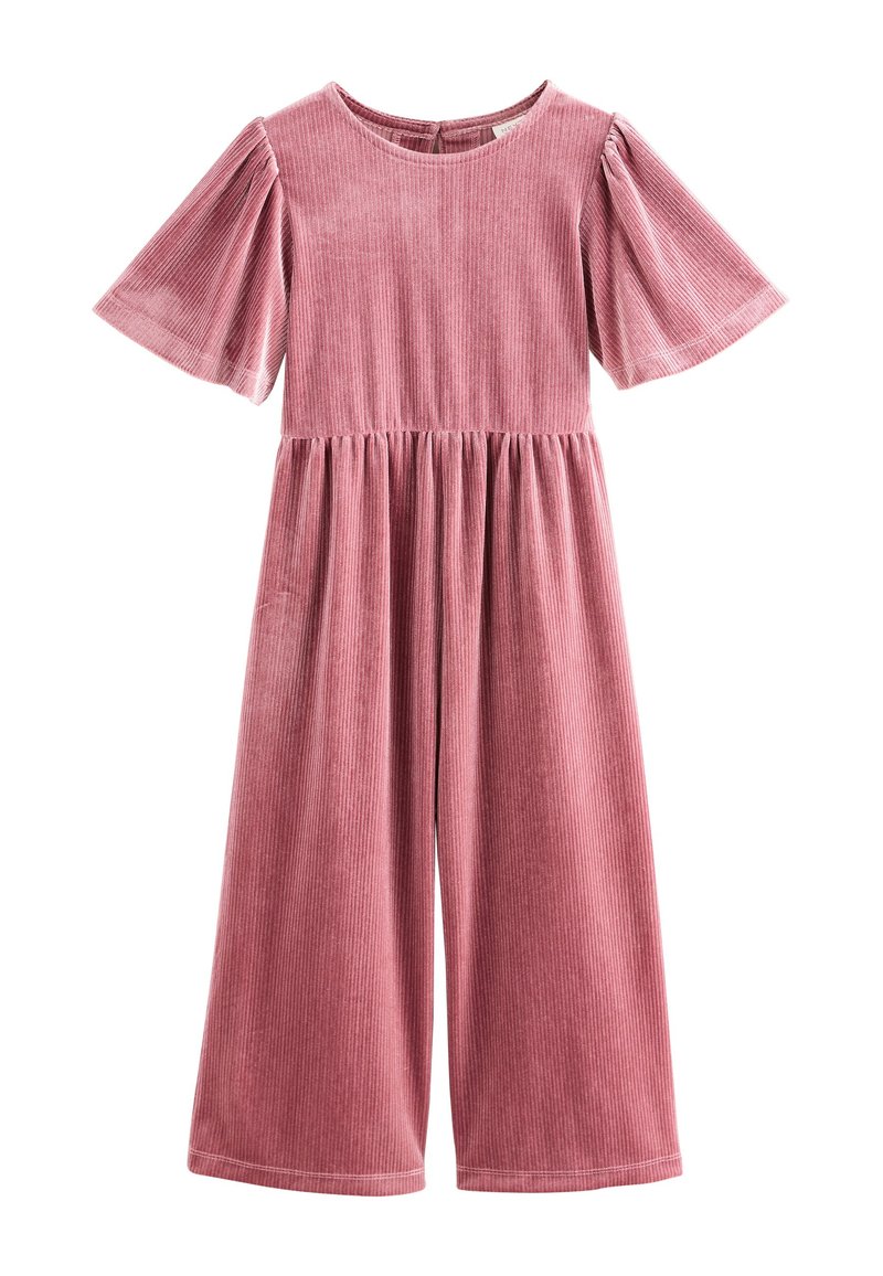 Combinaison en velours côtelé rose avec manches courtes bouffantes, encolure ronde, taille froncée, pantalons jambes larges et texture côtelée verticale.