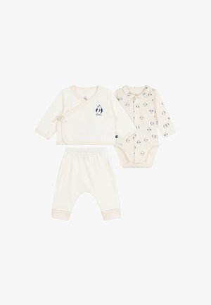 Set de haine pentru bebeluși din trei piese în crem: un top învelit cu un motiv de panda, un body cu mânecă lungă cu un pattern de panda și pantaloni asortați.
