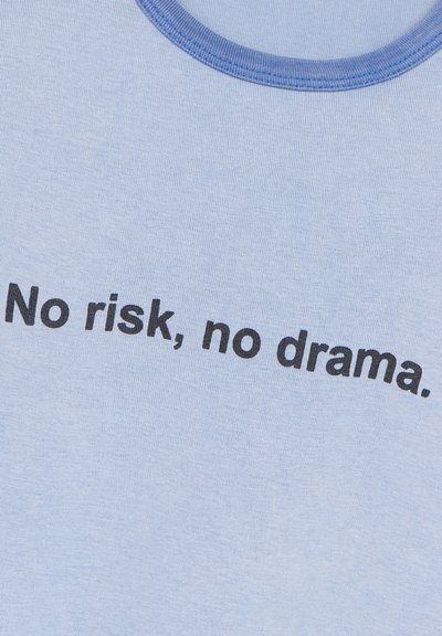The Kooples SÉRI NO RISK MANCHES COURTES - Camiseta estampada - stone blue