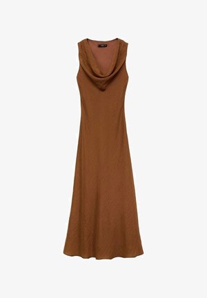 Robe marron sans manches avec un col bénitier, confectionnée en tissu texturé. La silhouette est longue et fluide. Aucun motif ou accent visible.