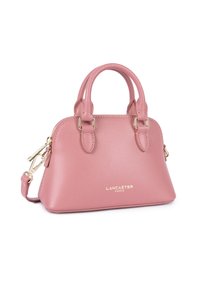 Borsa in pelle rosa con manici doppi, tracolla removibile, dettagli in oro e logo embossato. Design compatto e strutturato.