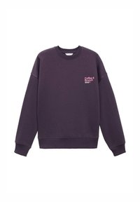 Mörklila crewneck sweatshirt med "Coffee & Brunch Williamsburg New York" tryckt i liten rosa text på vänster bröst.