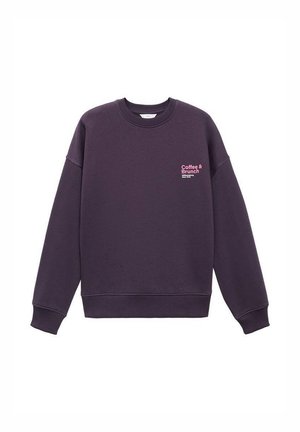 Mörklila crewneck sweatshirt med "Coffee & Brunch Williamsburg New York" tryckt i liten rosa text på vänster bröst.