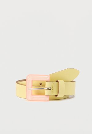 Ceinture en cuir jaune avec une grande boucle rectangulaire rose. La ceinture a une texture lisse et un design minimaliste avec une simple ardillon en métal.