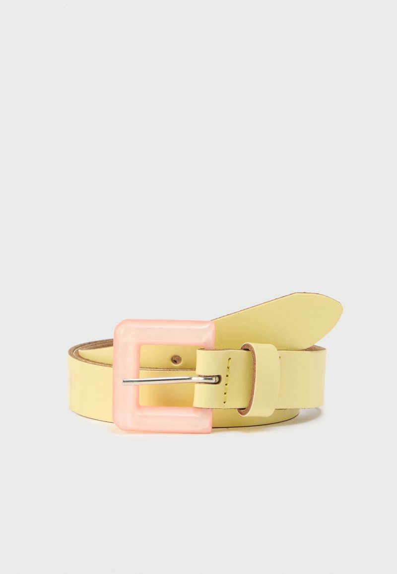 Ceinture en cuir jaune avec une grande boucle rectangulaire rose. La ceinture a une texture lisse et un design minimaliste avec une simple ardillon en métal.