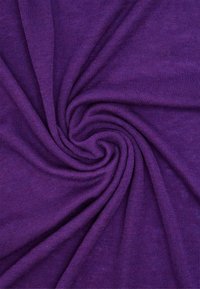 Fioletowa dziana tkanina, miękka faktura, wirujący wzór wskazujący na rozciągliwy i lekki materiał, z subtelnymi różnicami w odcieniu.