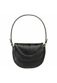 Zwarte leren schoudertas met een gebogen klepontwerp, minimale stikdetails, slanke riem en accenten in goudkleurig metaal.