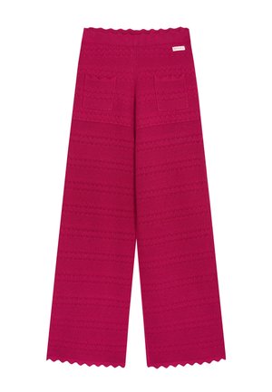 Spodnie o szerokich nogawkach w kolorze magenta z teksturowanym wzorem zygzaków, dwoma przednimi kieszeniami i falistymi krawędziami przy pasku i na dole nogawek.