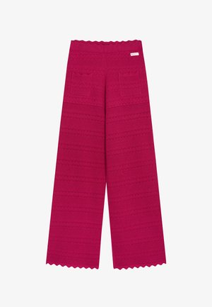 Wijde magentakleurige broek met een getextureerd zigzagpatroon, twee voorzakken en gegolfde randen bij de tailleband en zoom.
