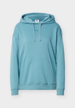 Sudadera con capucha de manga larga en azul claro, con bolsillo frontal tipo canguro, cordones y pequeño logotipo de Puma centrado justo debajo del escote.