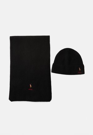 Scarf a coste nera e berretto abbinato, con un piccolo logo ricamato in rosso al centro di entrambi gli articoli.
